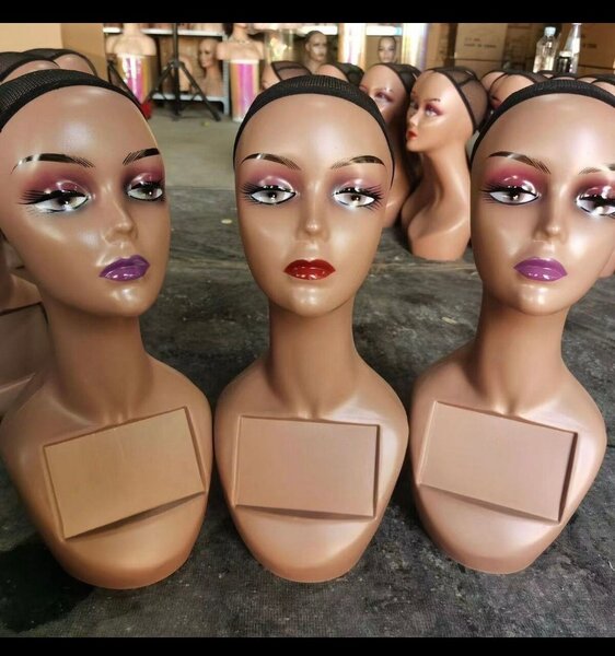 Têtes à perruques réalistes