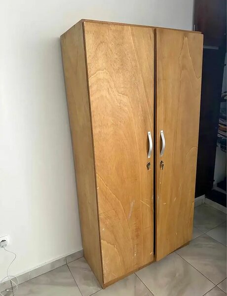 Armoire en bois spacieuse