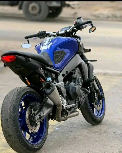 Moto sportive puissante