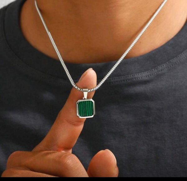 Collier en argent avec pendentif vert