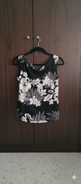 Top fleuri sans manches élégant