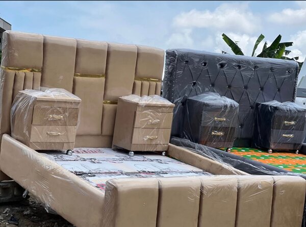 Lit rembourré moderne avec tables de chevet