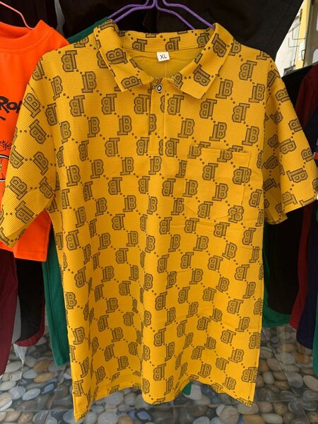 Polo jaune motifs modernes