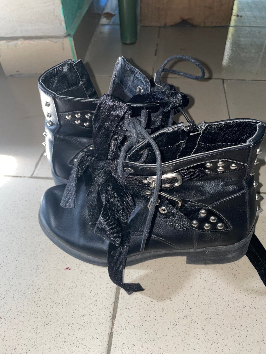 Bottes noires cloutées