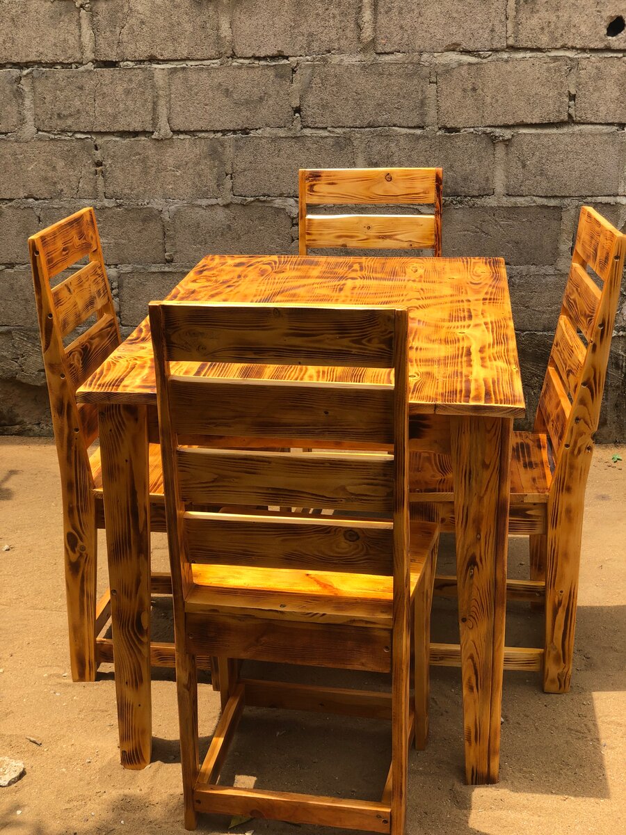 Table et Chaises en Bois