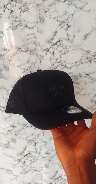 Casquette noire étoilée