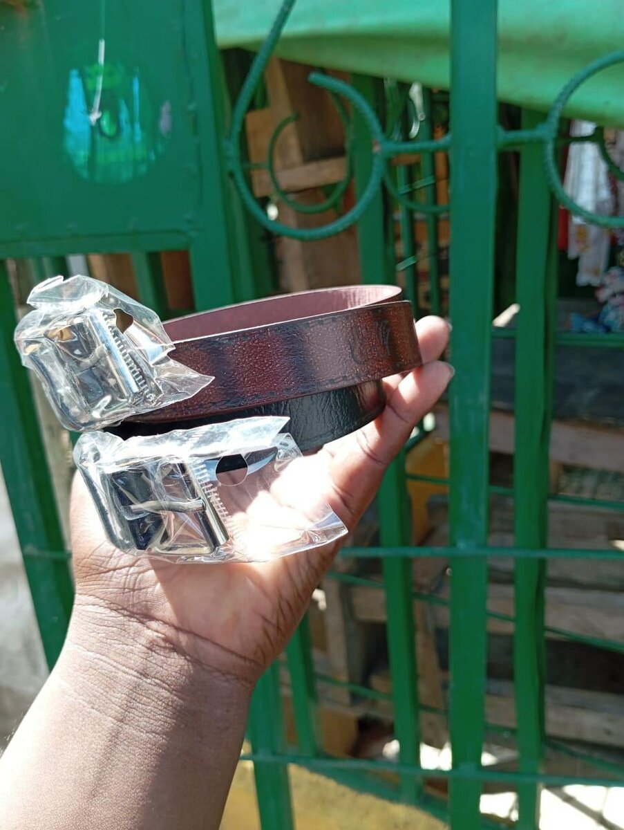 Ceinture cuir synthétique.