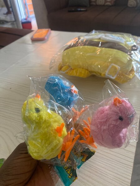 Oiseaux en peluche colorés