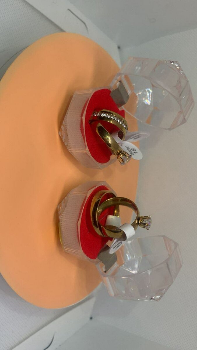 Bague en or avec pierres précieuses