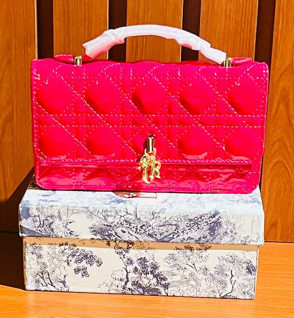 Sac à main verni élégant