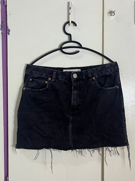 Mini-jupe en jean noir effilochée