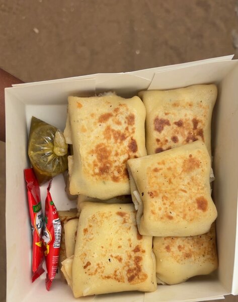 Crêpes roulés au fromage et sauces