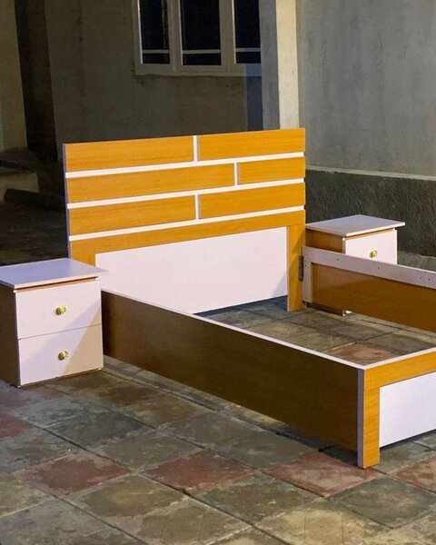 Lit double en bois avec chevets