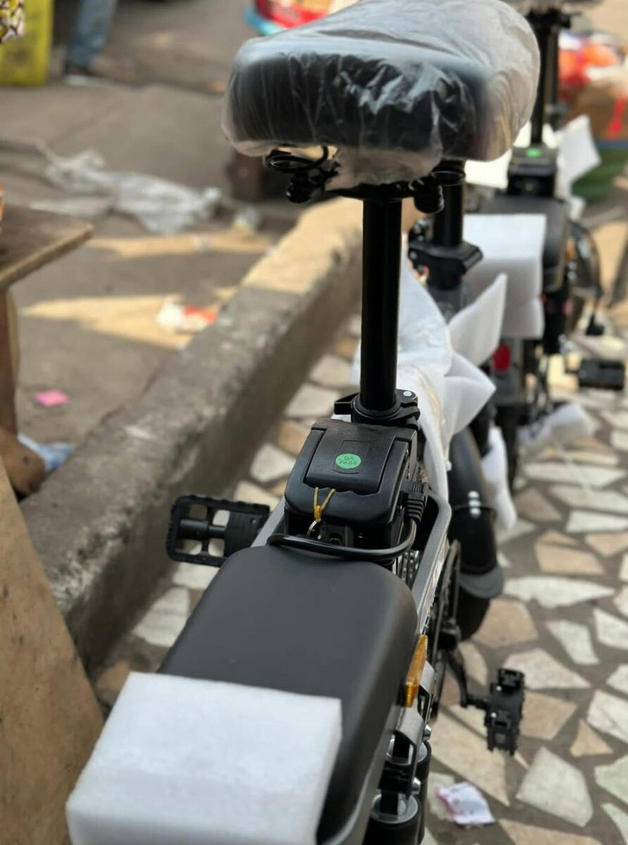 Vélo électrique pliant compact