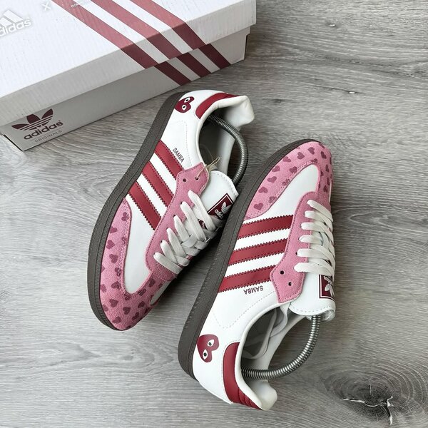 Baskets Adidas à motifs cœur