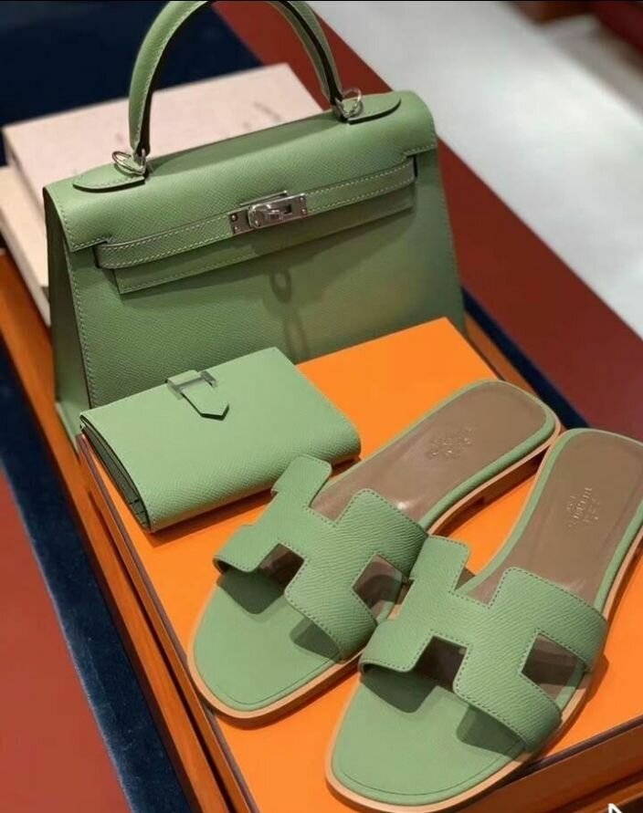 Sandales et sac à main assortis