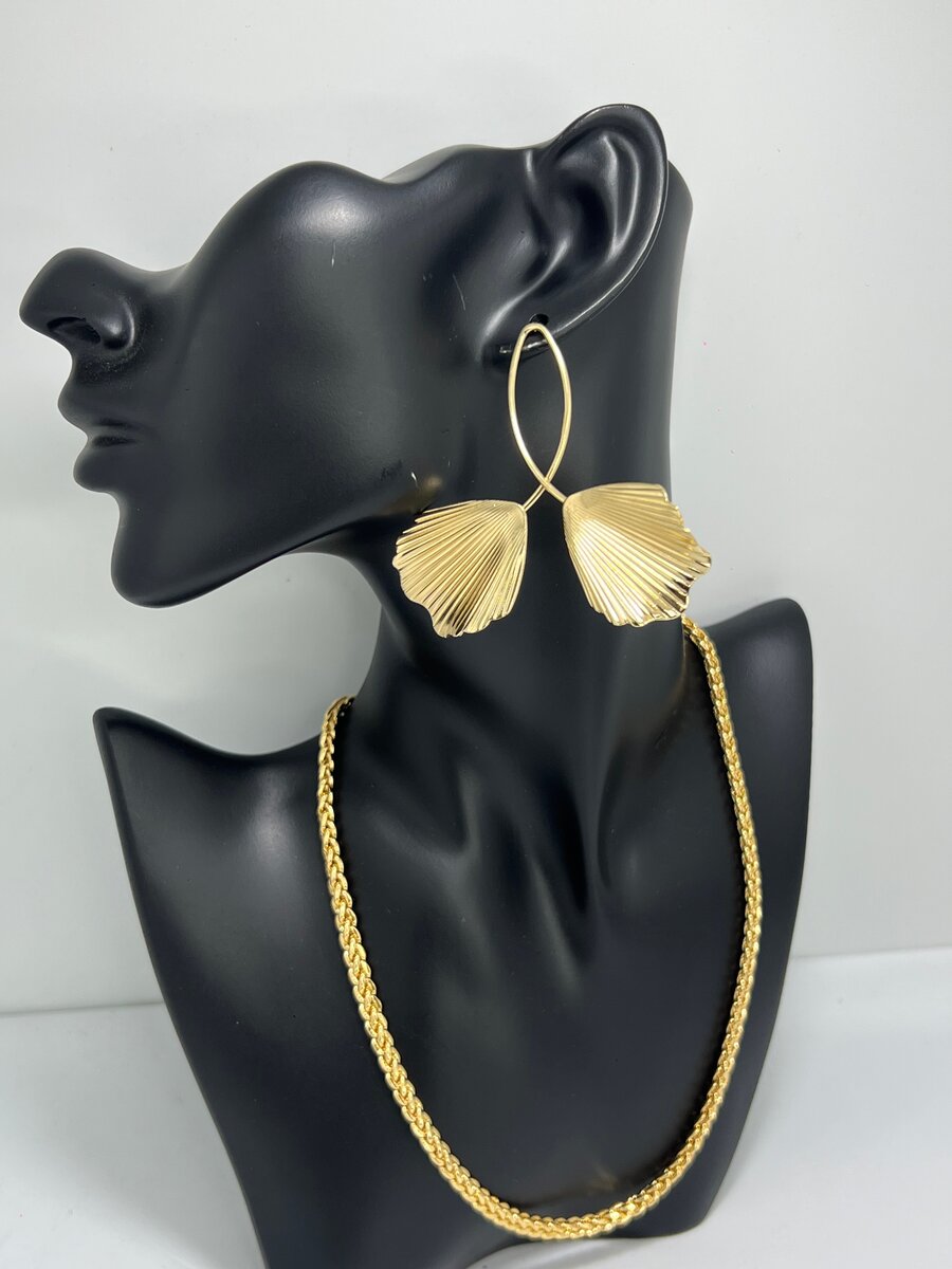 Boucles d'oreilles dorées élégantes