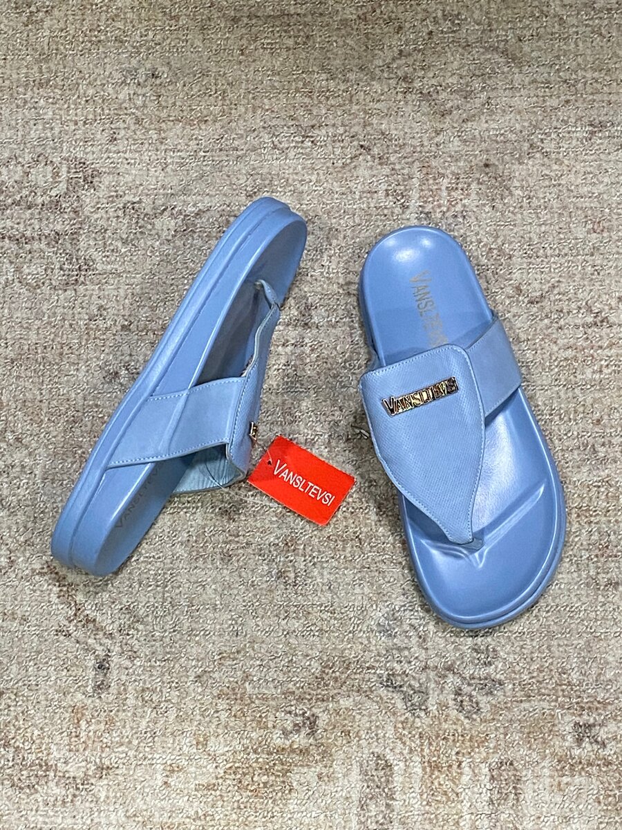 Tongs bleues élégantes