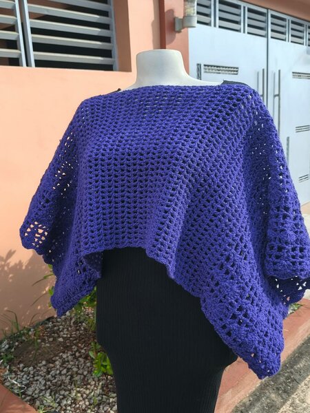 Poncho en crochet violet