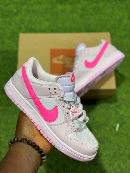 Baskets Nike Rose et Blanc