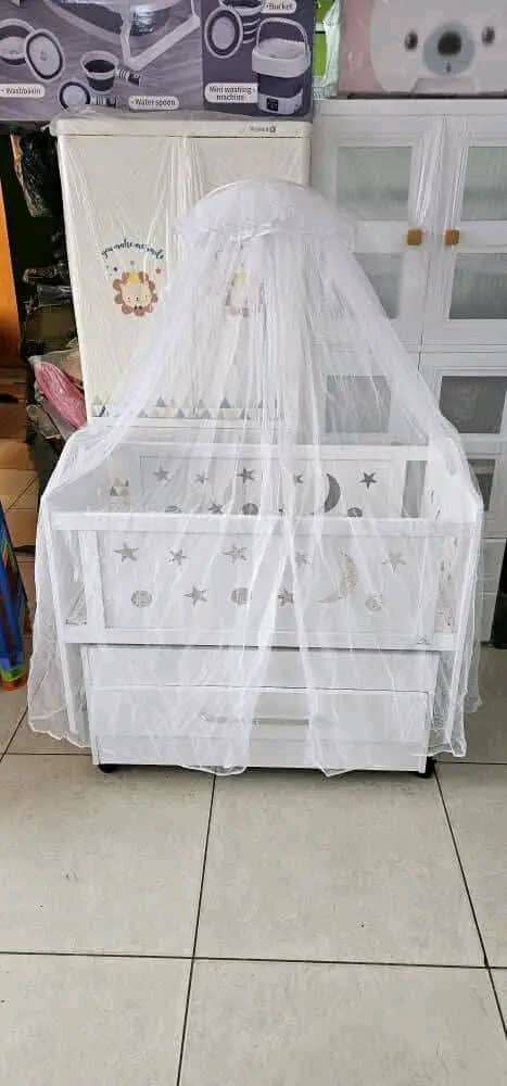 Lit bébé blanc avec moustiquaire