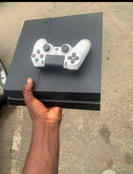 Console de jeu PS4 avec manette