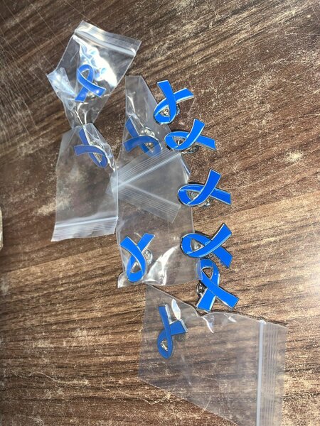 Broche ruban bleu solidaire