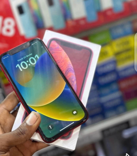 iPhone rouge avec accessoires