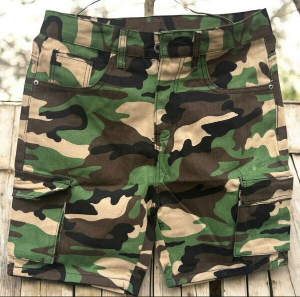 Short camouflage militaire pour femme