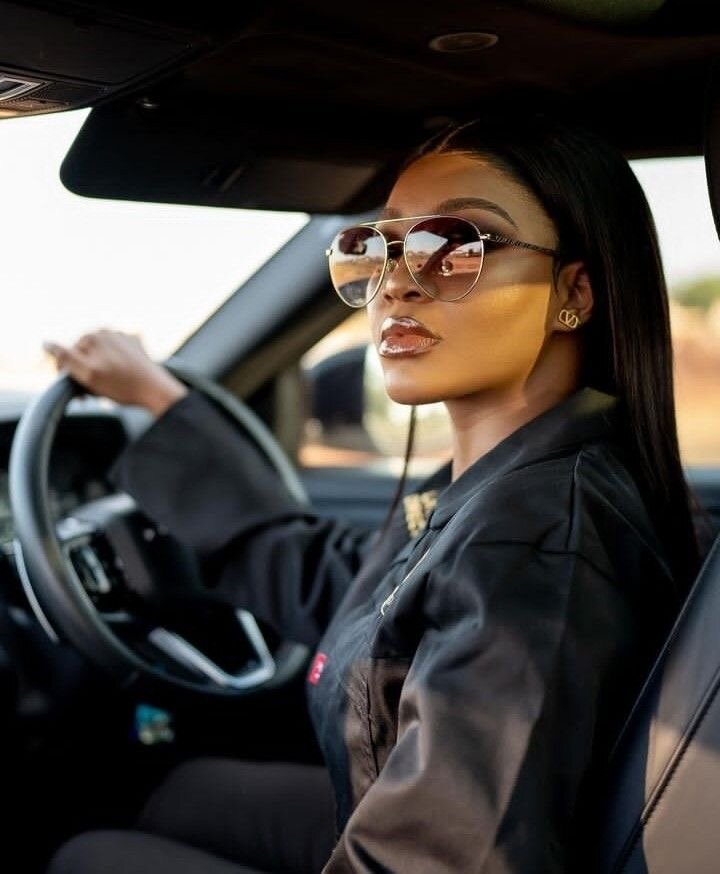 Lunettes de soleil élégantes dorées