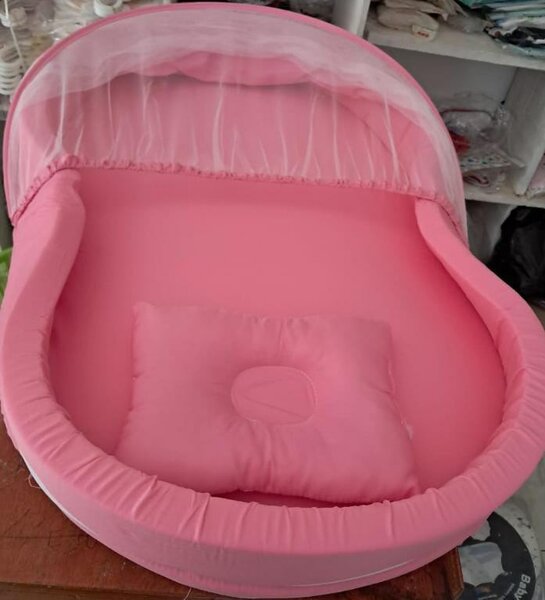 Berceau bébé rose avec moustiquaire
