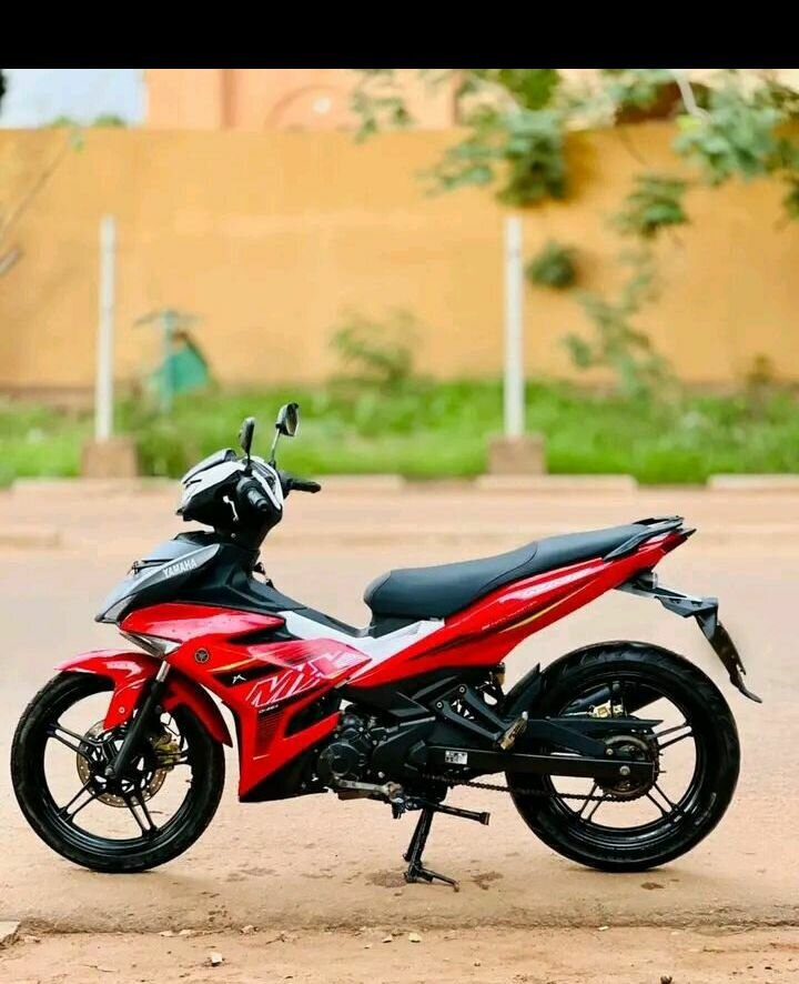 Moto rouge sportive - Taille moyenne