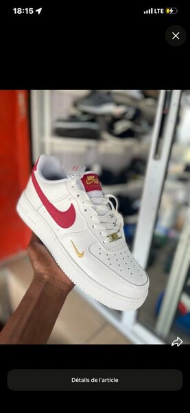 Baskets blanches avec Swoosh rouge