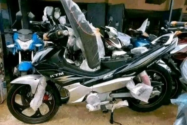 Moto KTM neuve sous plastique