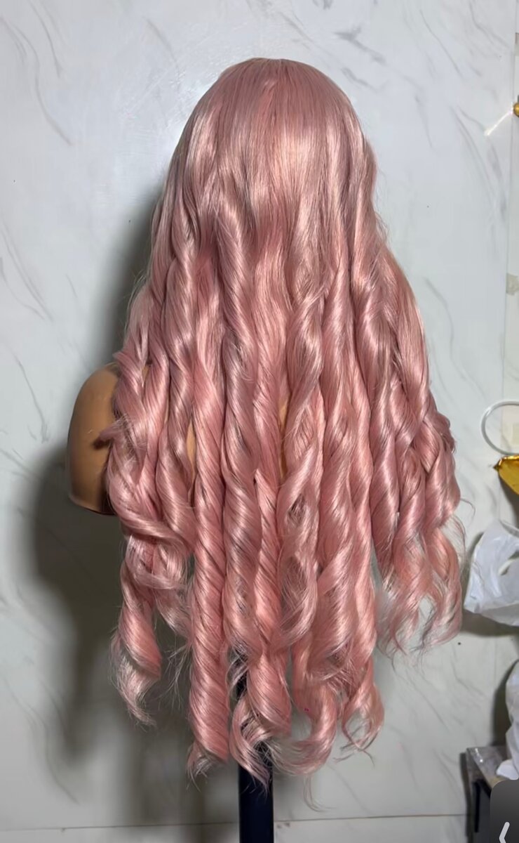 Perruque rose longue ondulée