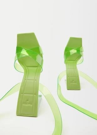 Sandales à talons transparents