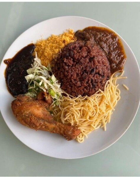Assiette de riz jollof épicé