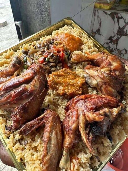 Un plat de riz soumara poulet