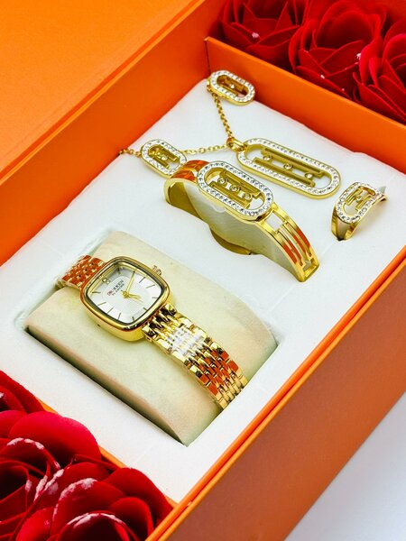 Ensemble bijoux et montre doré