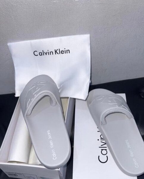 Tongs Calvin Klein Gris Élégantes