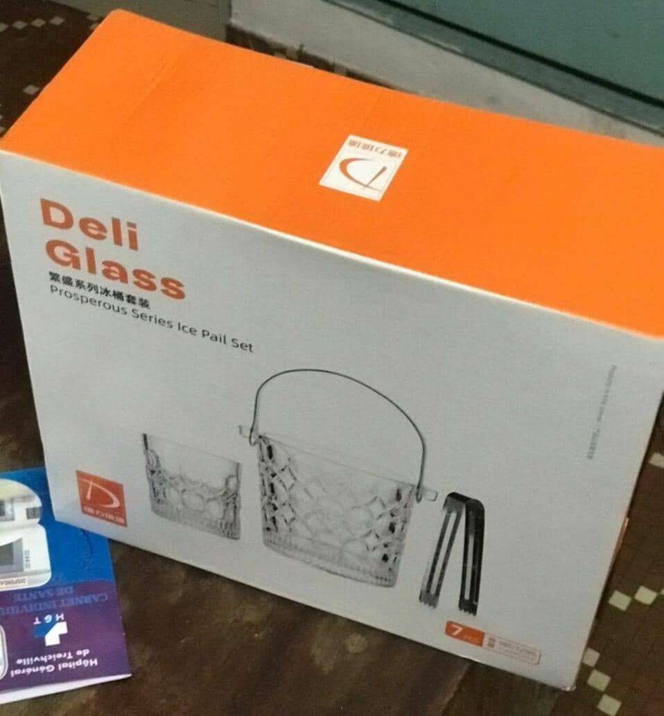 6 verres plus le seau et pince