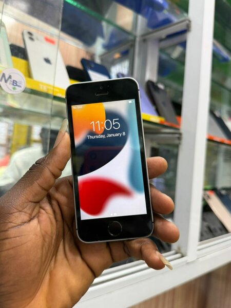 iPhone SE 32Go 2nd main