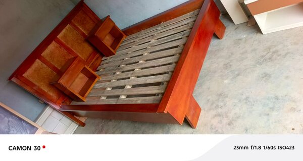 Lit double en bois moderne