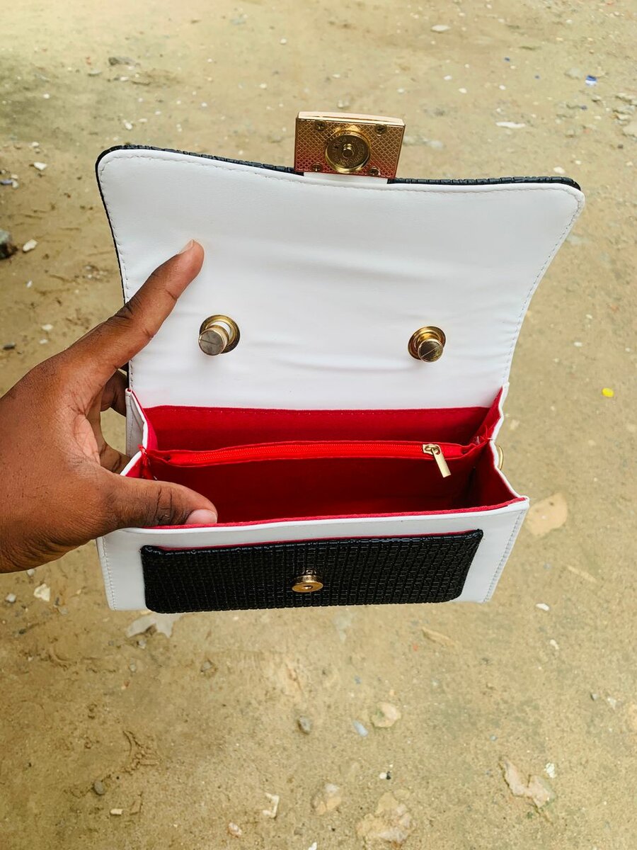 Sac à main élégant noir et blanc