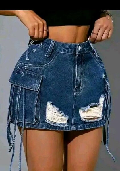 Mini-jupe en jean déchirée