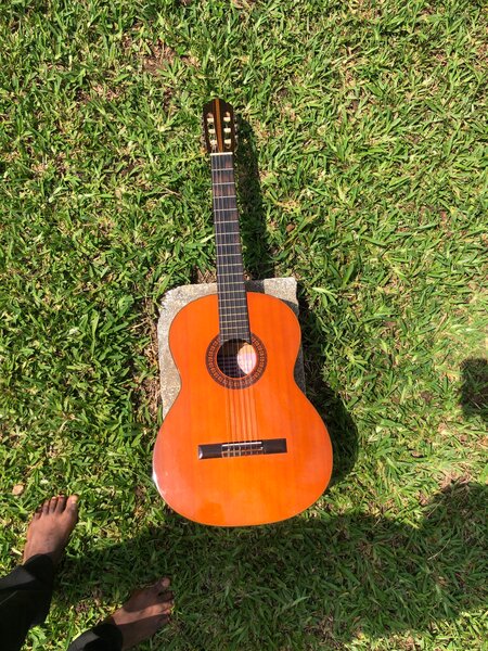 Guitare classique en bois