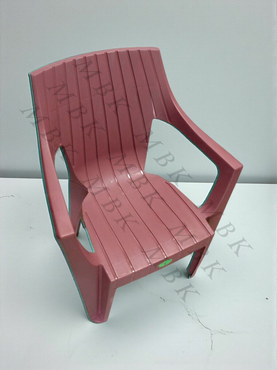 Chaises en plastique robustes