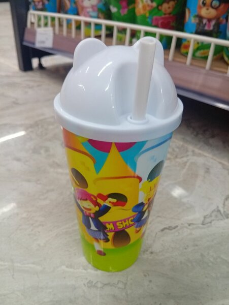 Gobelet enfant coloré avec paille