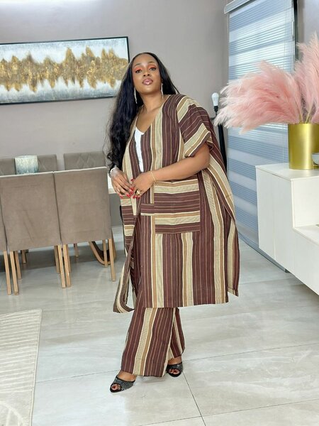 Tenue élégante à rayures