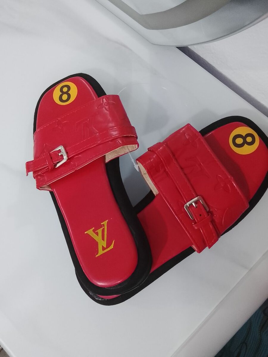 Sandales rouges élégantes